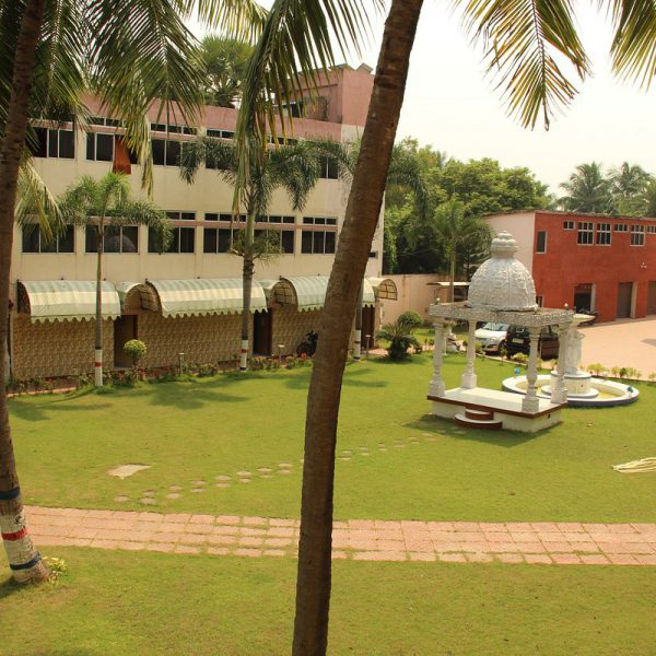 hotel-lawn